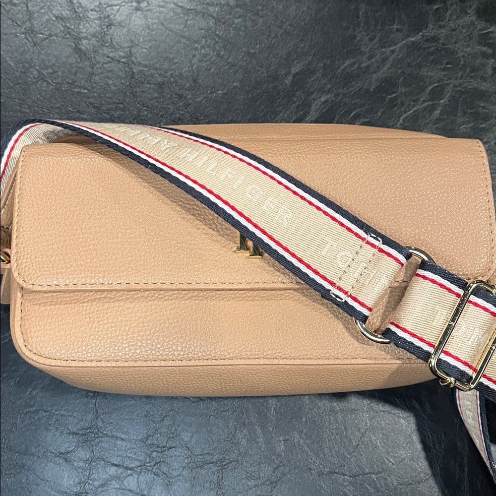 Tommy Hilfiger Kiara II Flap Camera Crossbody – Tan | New Without Tags - Picture 3 of 12